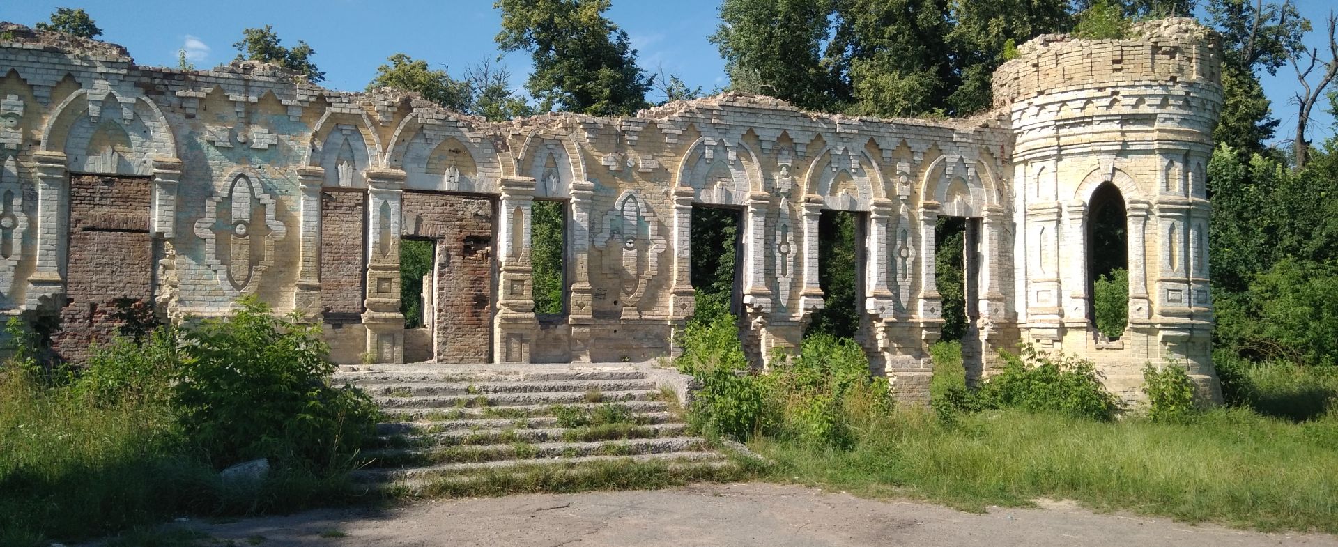 The ruins of the estate of the family of Osten-Sacken