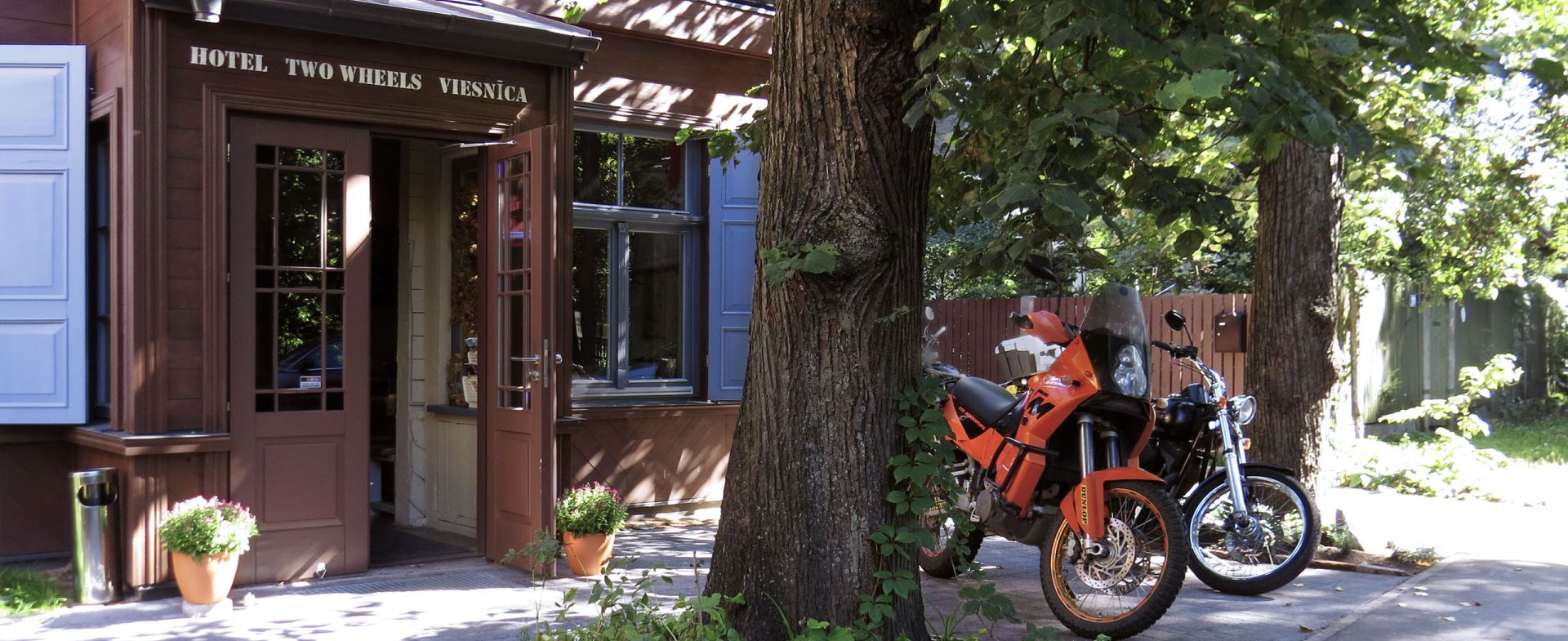 Two Wheels Hotel&Bar&AdventureClub