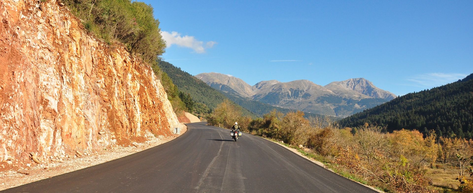 Road from Karpenissi to Tsagkaralona