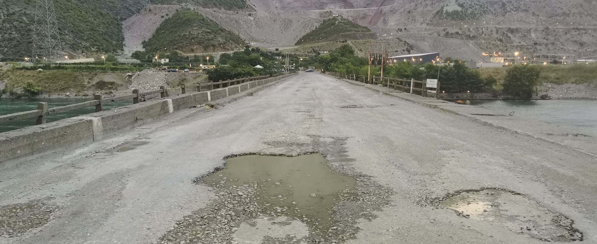 SH25, road to Komani ferry