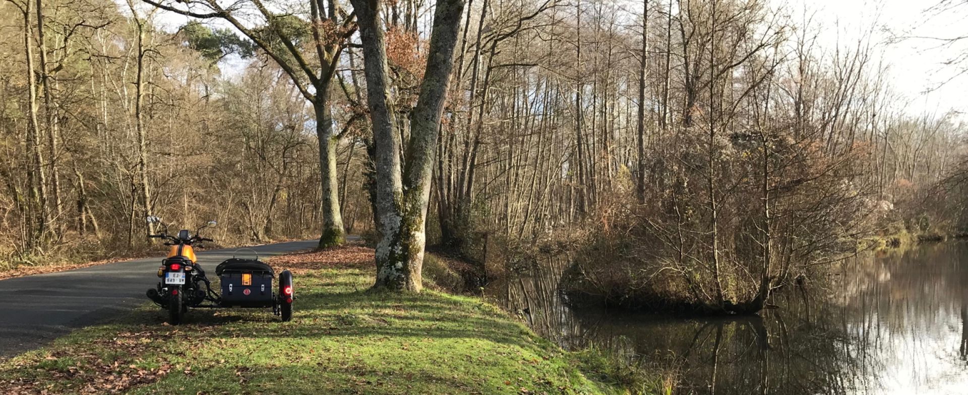 Une route étroite le long de l'Essonne.