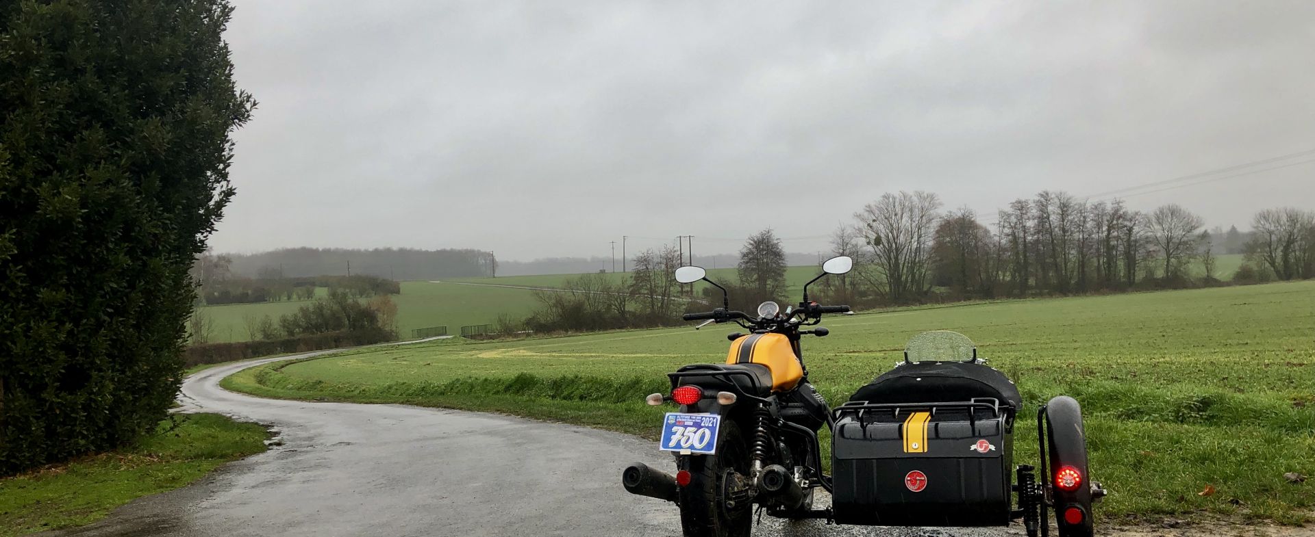 Le Plessis-Feu-Aussoux à Saints par la D2Oe puis la C5.