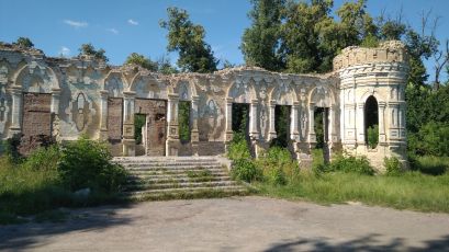 The ruins of the estate of the family of Osten-Sacken