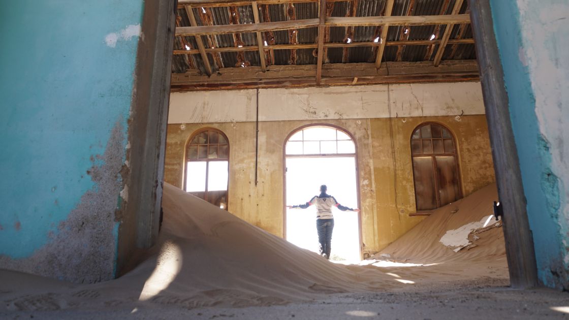 Around Gaia: a ghost town where we discovered that not all lands are prepared to receive the luxurious lives of Europeans.