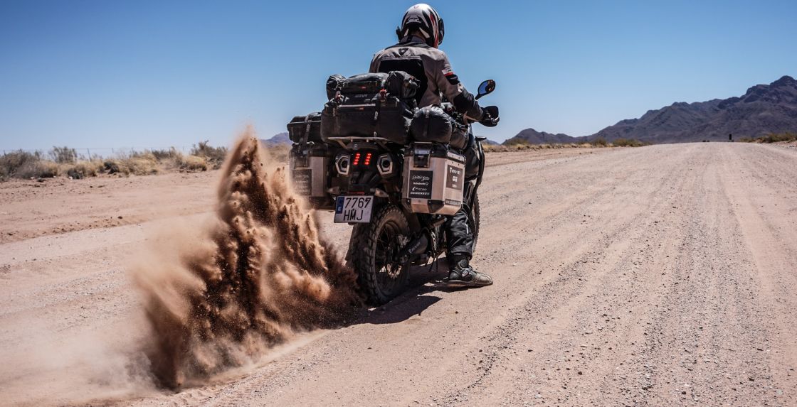 Around Gaia Forget about going fast, you will cross the sandy routes in slow motion. 