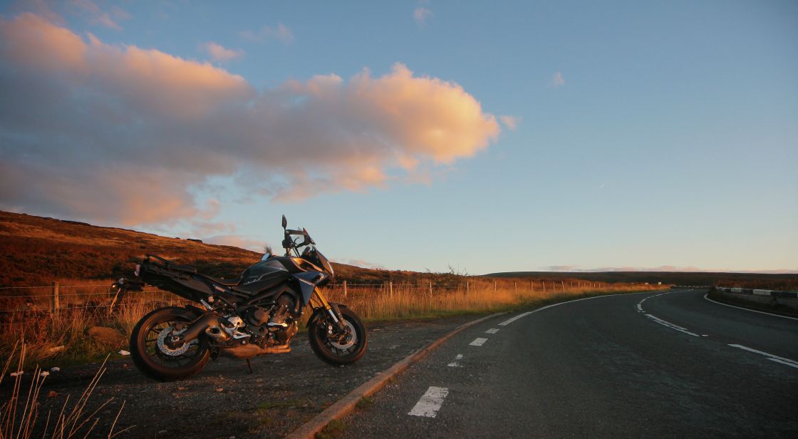 Tracer 900: perfect companion for an evening motorcycle ride through the Peaks.