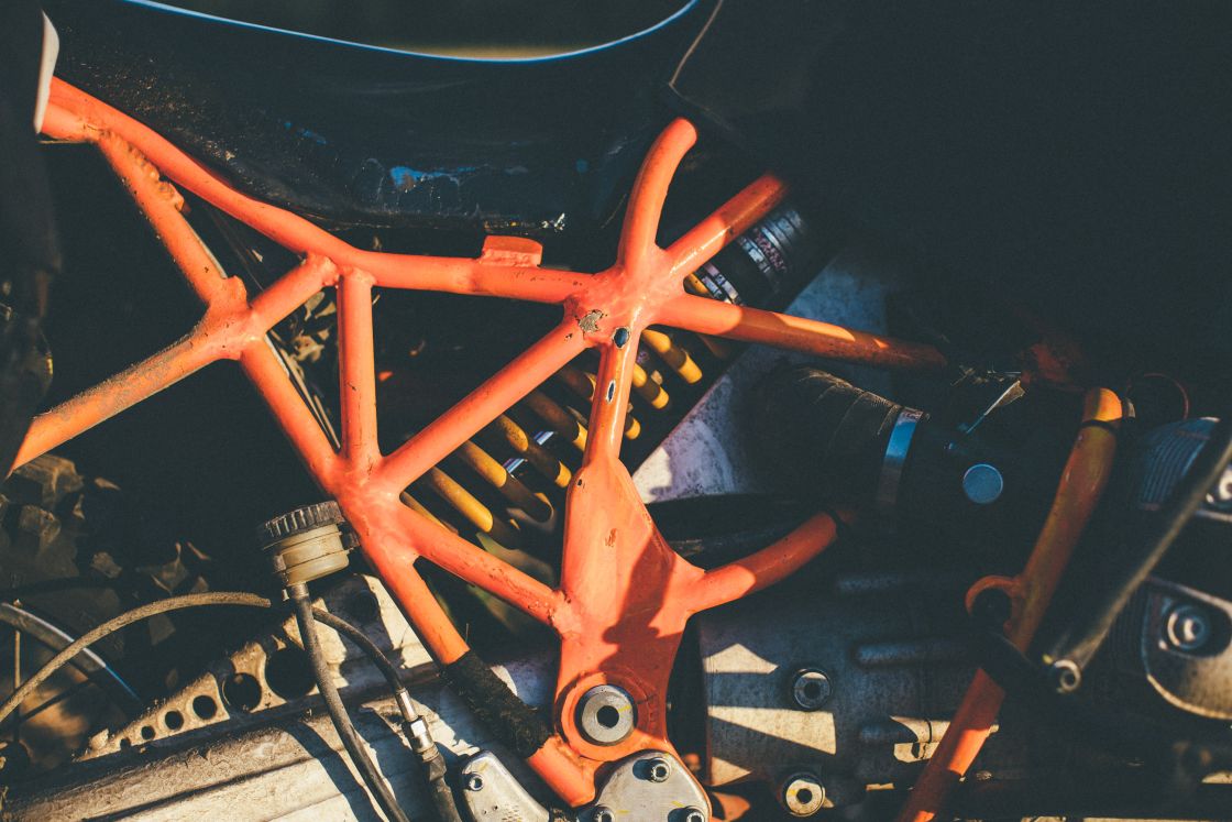 Custom frame & rear shock with maximum travel distance