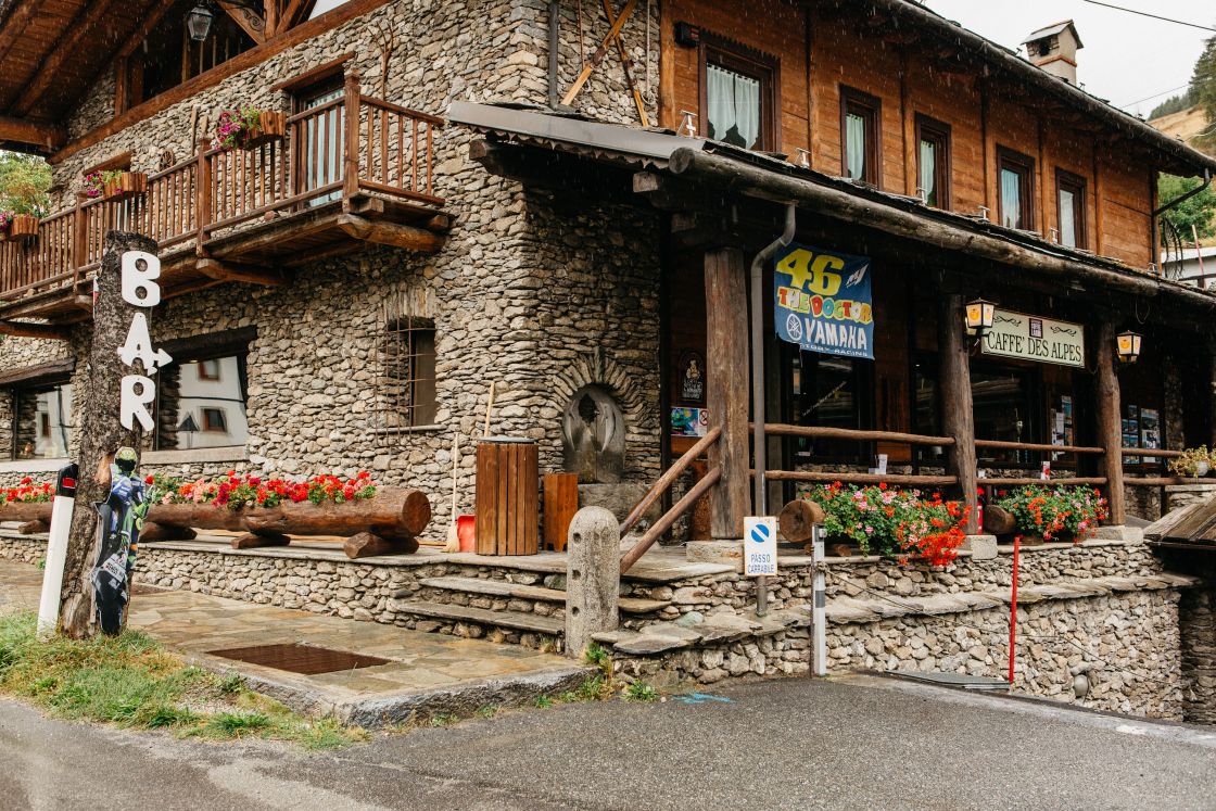 Pause at Caffe Des Alpes and discuss your podium prognostications