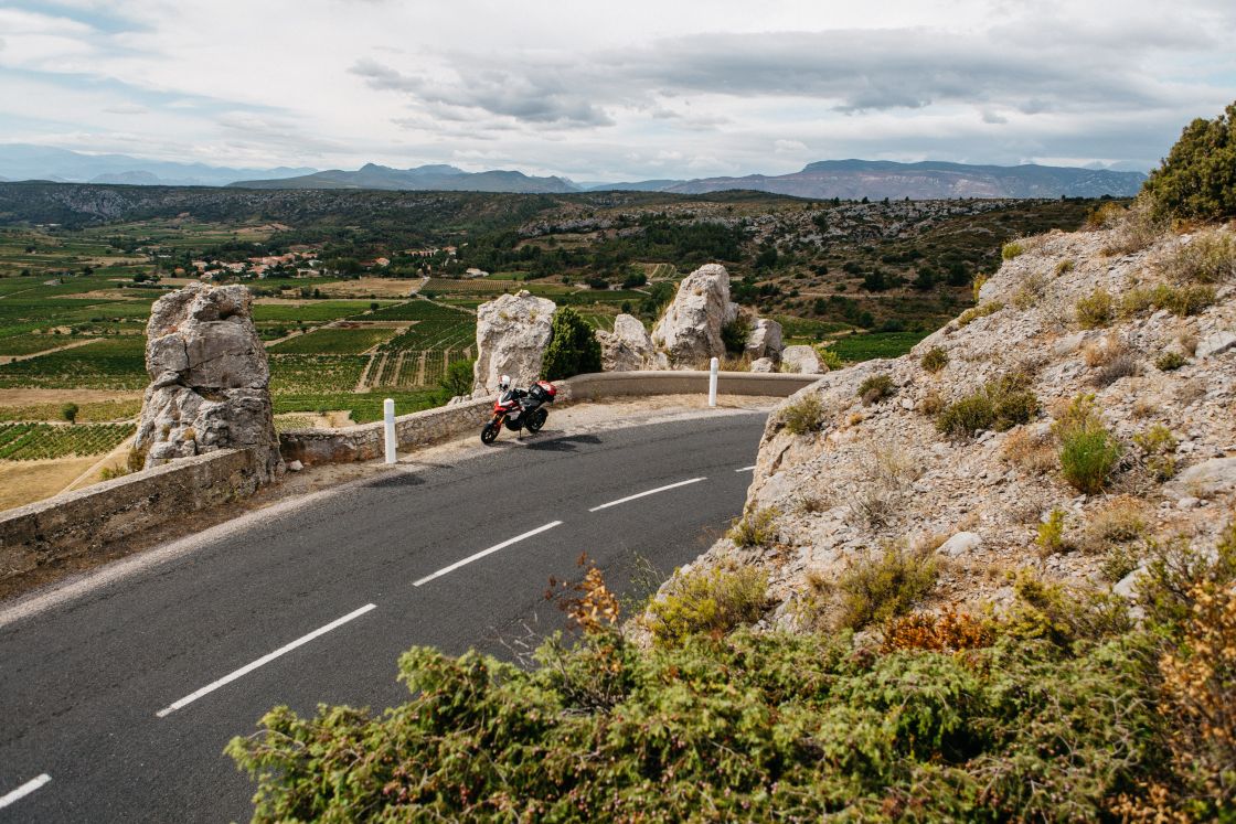 Near Vingrau, the road overlooks a whole valley full of vineyards.