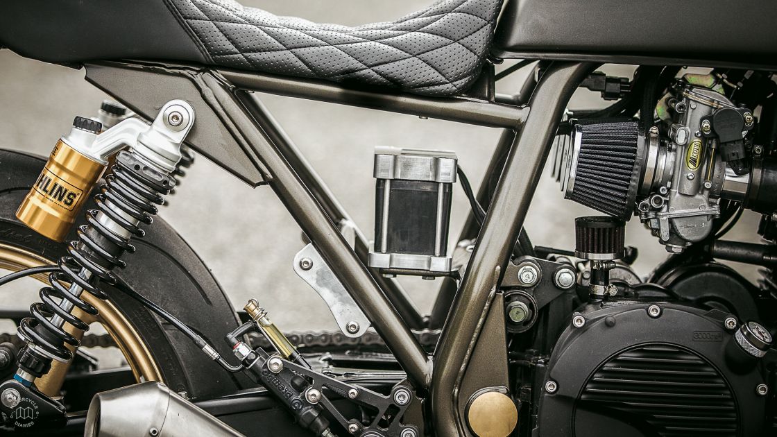 Masterpiece for holding a battery