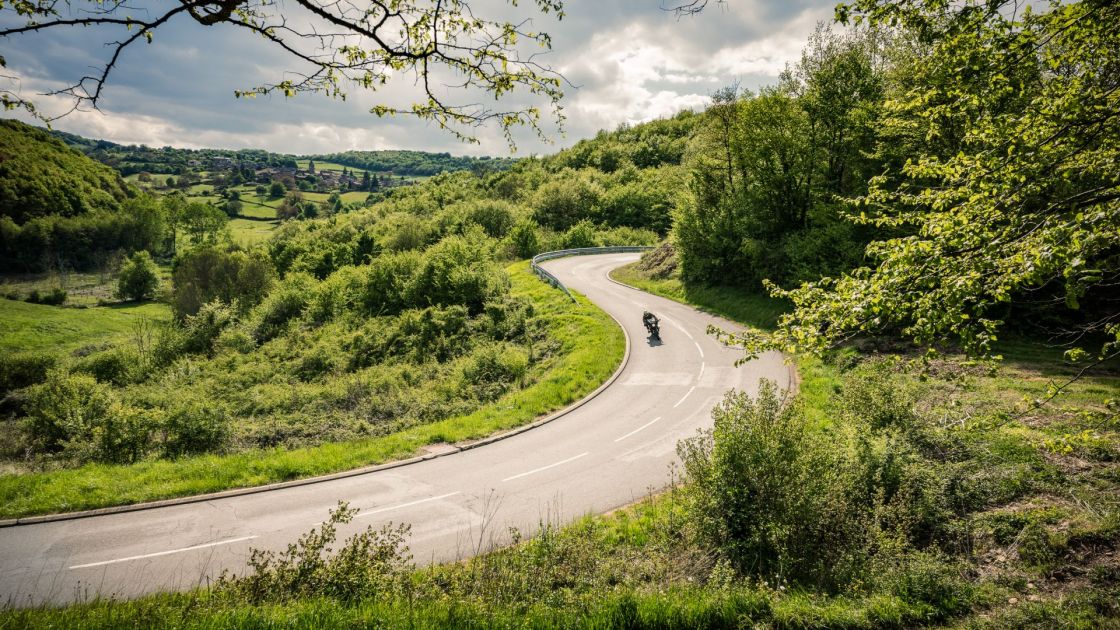 Delicious curves of the D15 between Rizerolles and Cluny