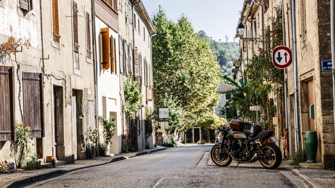 Motul roads to Cheste: Paris - Valencia