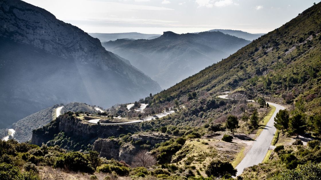 Centre line just visible on the spaghetti-like Col de l'Espigoulier