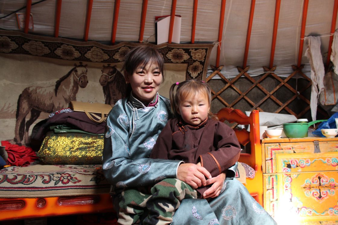 One of the first visitors were the family’s relatives, a lovely couple with a cute little girl.