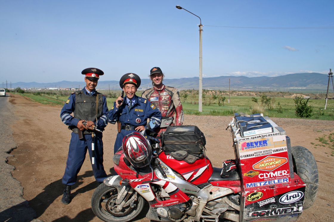 Russian guards posing with weapons drawn next to Sjaak Lucassen's 2001 Yamaha R1