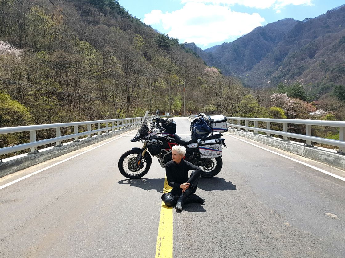 The East cost of Korea is amazingly beautiful and the moment you leave the city there are seemingly unlimited roads to wind your way through the mountains. This region is also not so populated and you hardly see any cars, so you can easily stop in the middle of the road and take a picture, just like that!