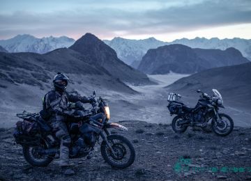 Never had I imagined you could find a desert surrounded by huge, snow capped Himalayan mountains… but there they were. I’d arrived in the east with Rowan (pictured), a compatriot from Australia, who I’d spent a month in Pakistan with. 
